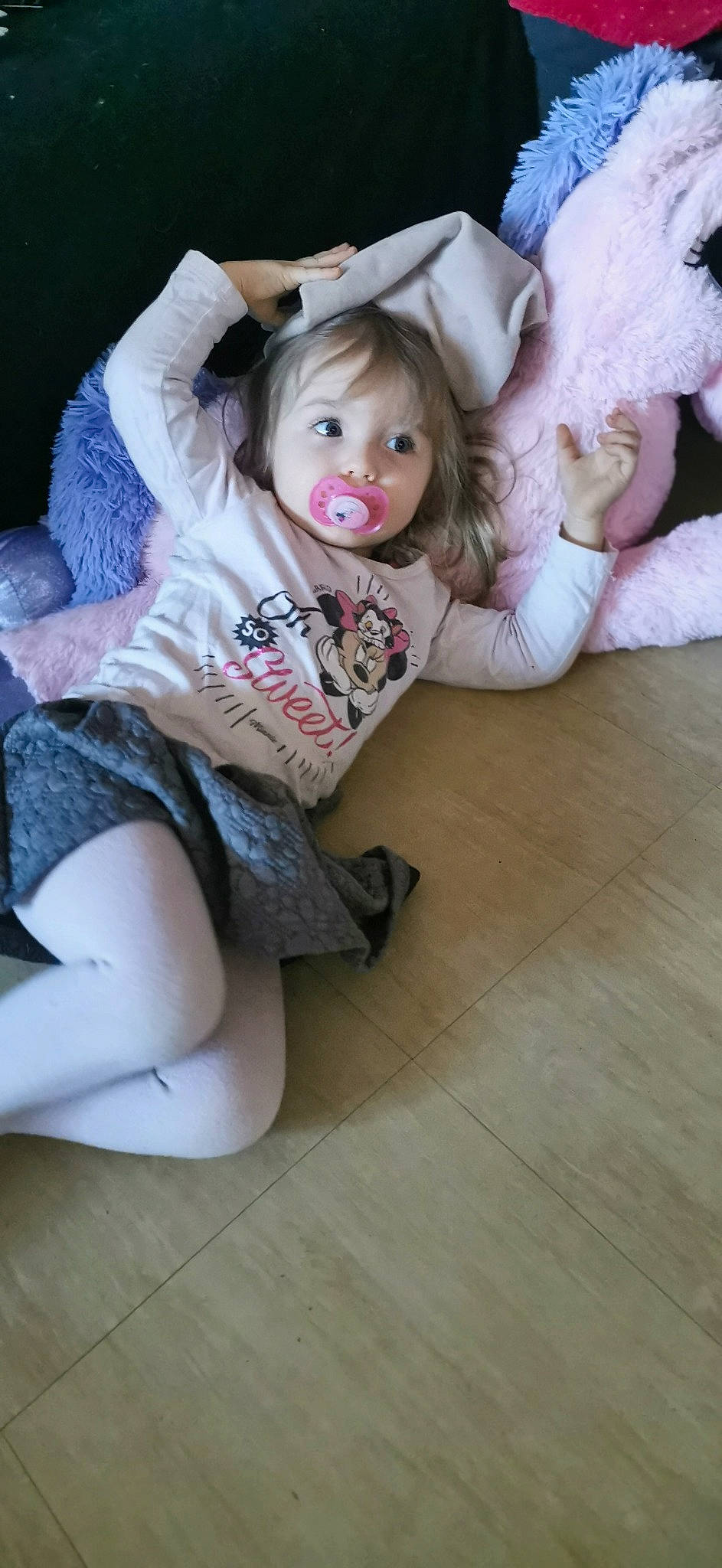 Alix a rejoint le concours — aidez-le/la à gagner de superbes lots ! baby_toddler_clothing, black_hair, comfort, eye, flash_photography, flooring, hair, happy, human_body, joint, knee, leg, lip, mammal, mouth, person, pink, skin, textile, thigh