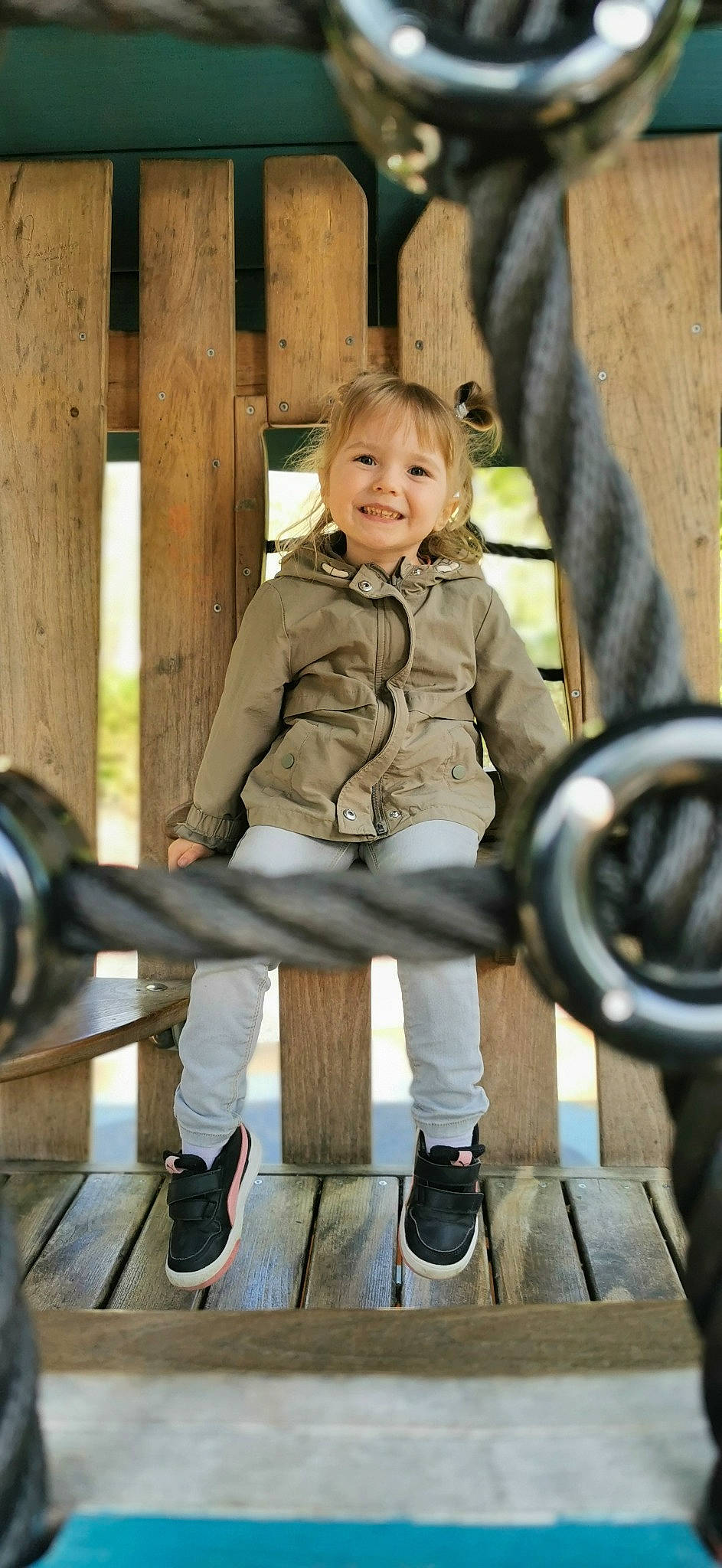 Alix participe au concours pour gagner de l'argent avec cette photo : child, flash_photography, footwear, fun, happy, joy, leg, leisure, person, product, recreation, sandal, shoe, skin, smile, sneakers, standing, street_fashion, swing, thigh