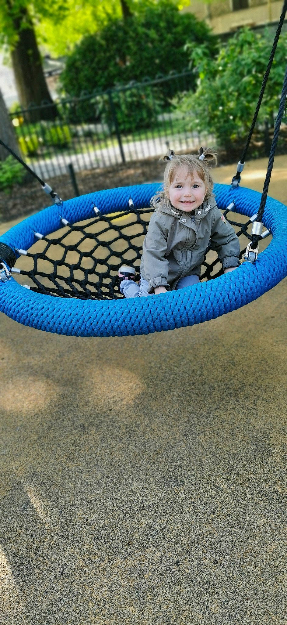 Alix participe au concours pour gagner de l'argent avec cette photo : automotive_tire, baby_toddler_clothing, child, circle, city, electric_blue, eye, face, fun, grass, joy, leisure, outdoor_play_equipment, person, plant, play, playground, recreation, sitting, smile