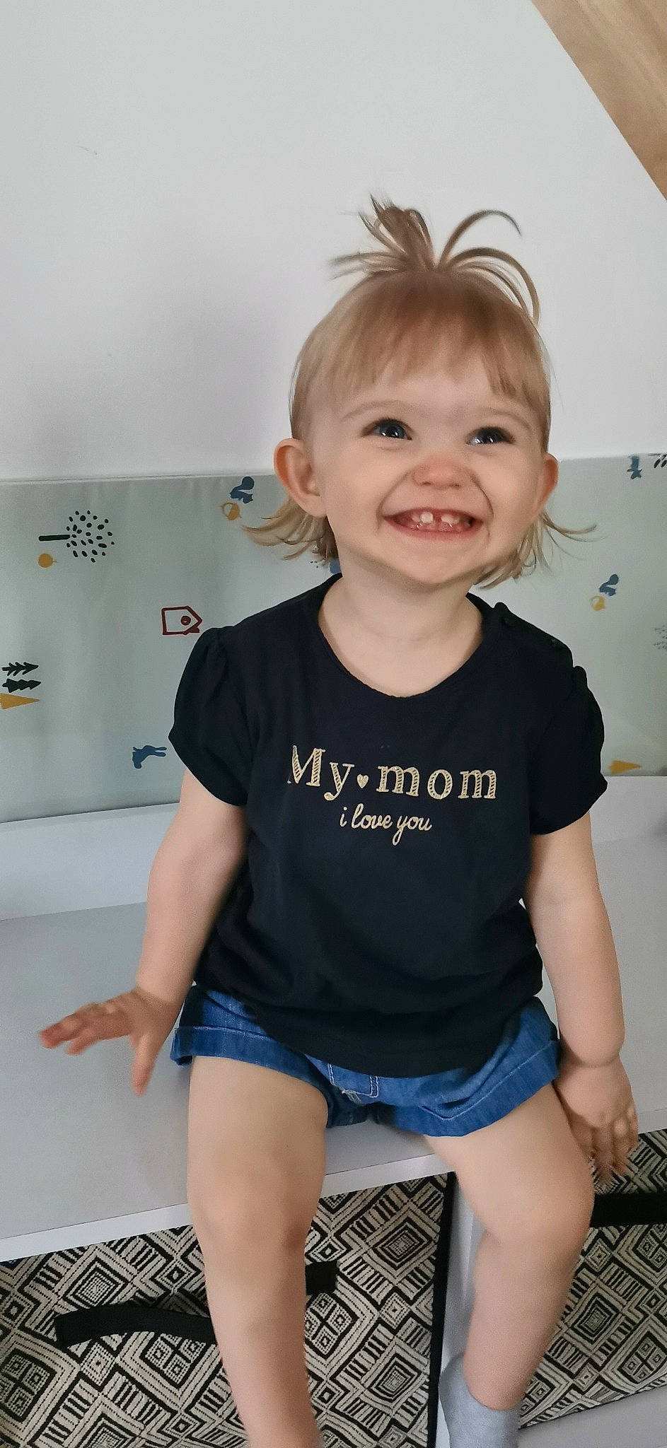 Anna a rejoint le concours — aidez-le/la à gagner de superbes lots ! baby_toddler_clothing, cheek, chin, clothing, eye, face, facial_expression, hair, hairstyle, head, iris, joy, neck, organ, person, photograph, shoulder, skin, sleeve, smile