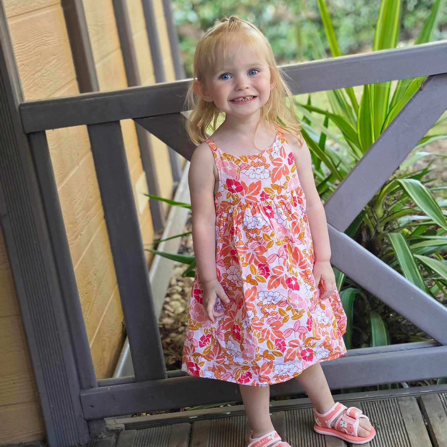 Anna a rejoint le concours — aidez-le/la à gagner de superbes lots ! architecture, building, child, clothing, dress, eveningdress, face, female, footwear, girl, head, house, housing, person, photography, porch, portrait, sandal, shoe, wood