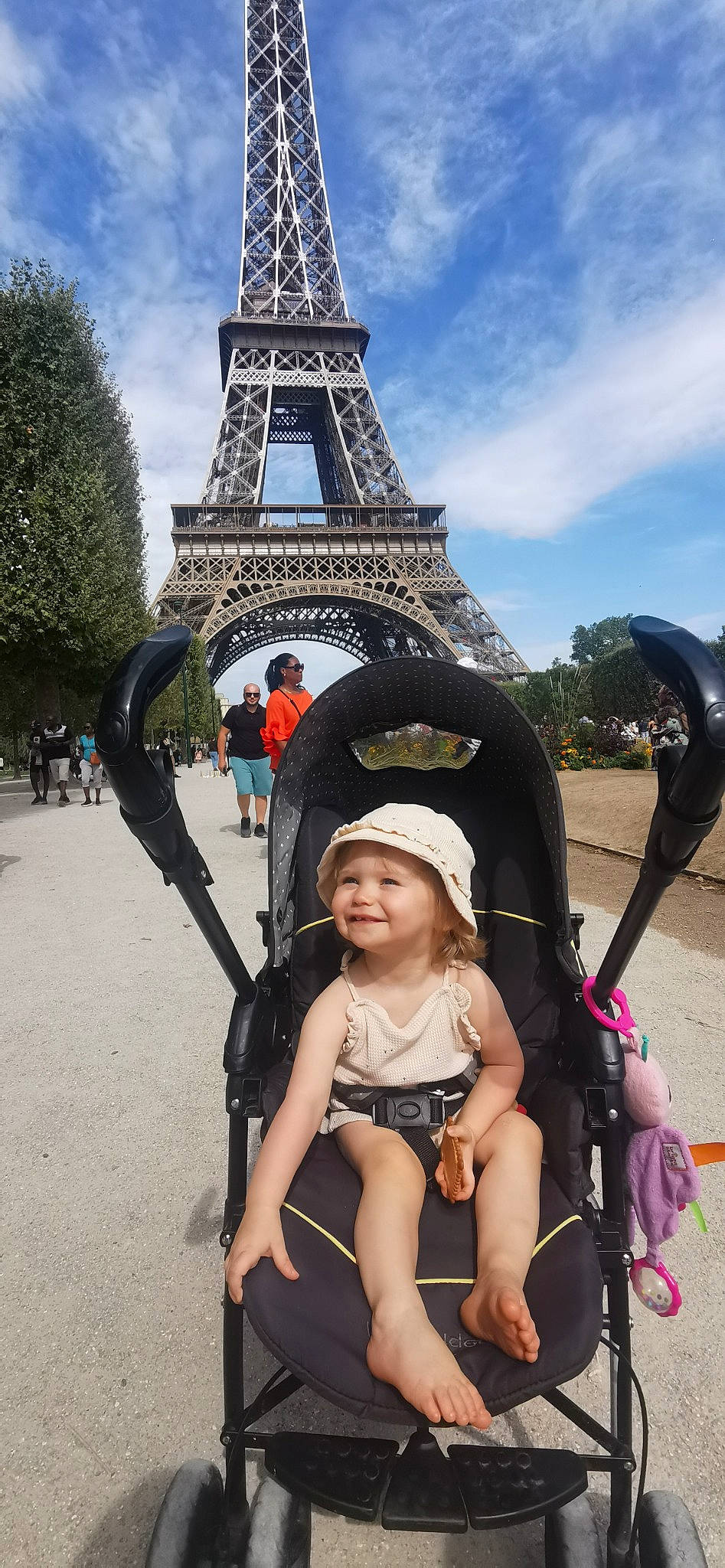 Anna a rejoint le concours — aidez-le/la à gagner de superbes lots ! arch, baby_products, child, city, cloud, event, fun, headwear, joy, leisure, monument, person, public_space, recreation, sky, summer, toddler, tourism, tourist_attraction, tower