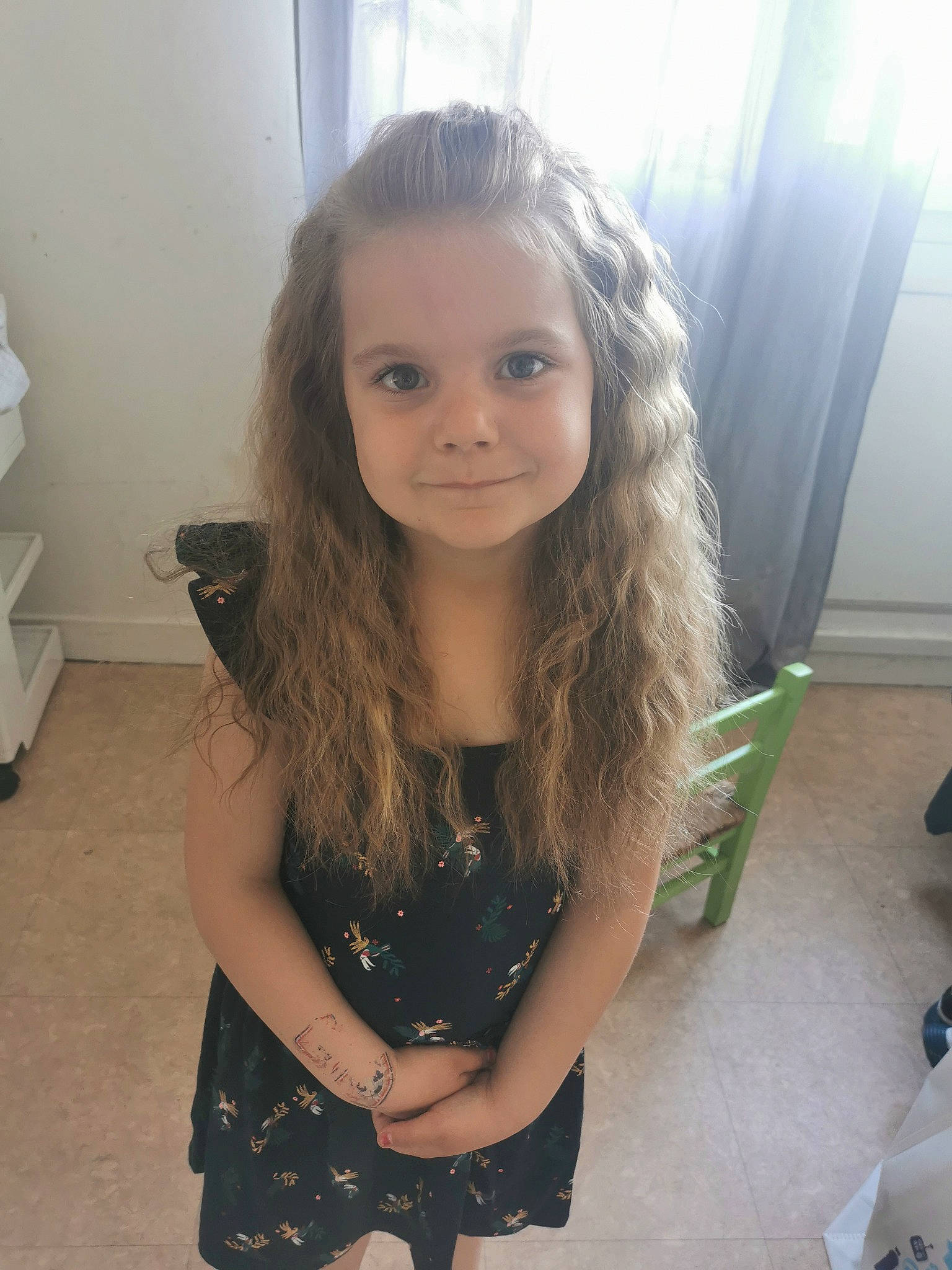 Lenna participe au concours pour gagner de l'argent avec cette photo : chin, eyebrow, facial_expression, finger, floor, flooring, fun, hair, hairstyle, happy, iris, joint, joy, leg, person, shoulder, skin, sleeve, smile, standing