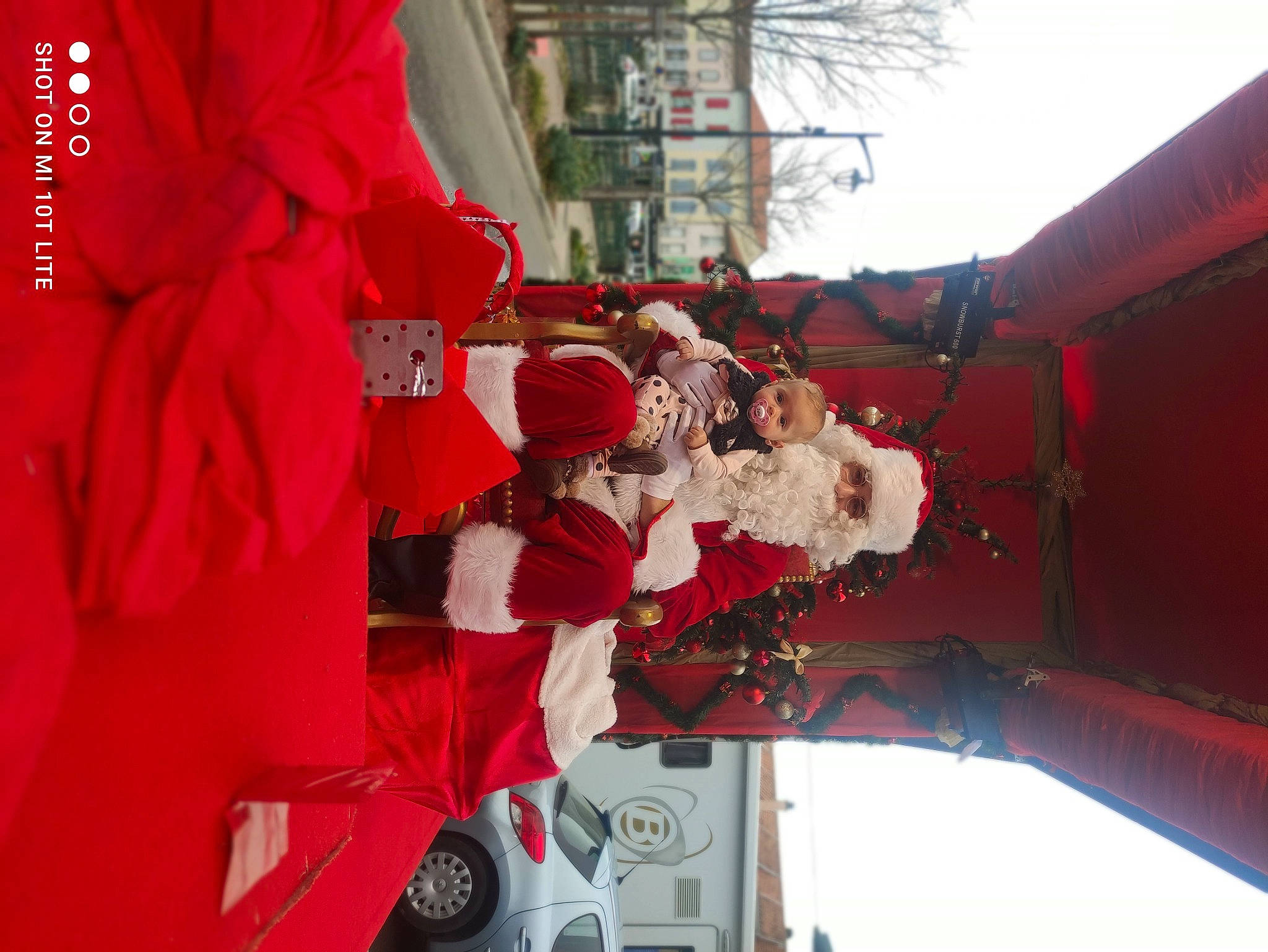 Julia a rejoint le concours — aidez-le/la à gagner de superbes lots ! auto_part, carmine, event, fictional_character, glove, machine, magenta, motor_vehicle, person, pink, plant, red, santa_claus, sky, tire, tradition, tree, vehicle, wheel, winter