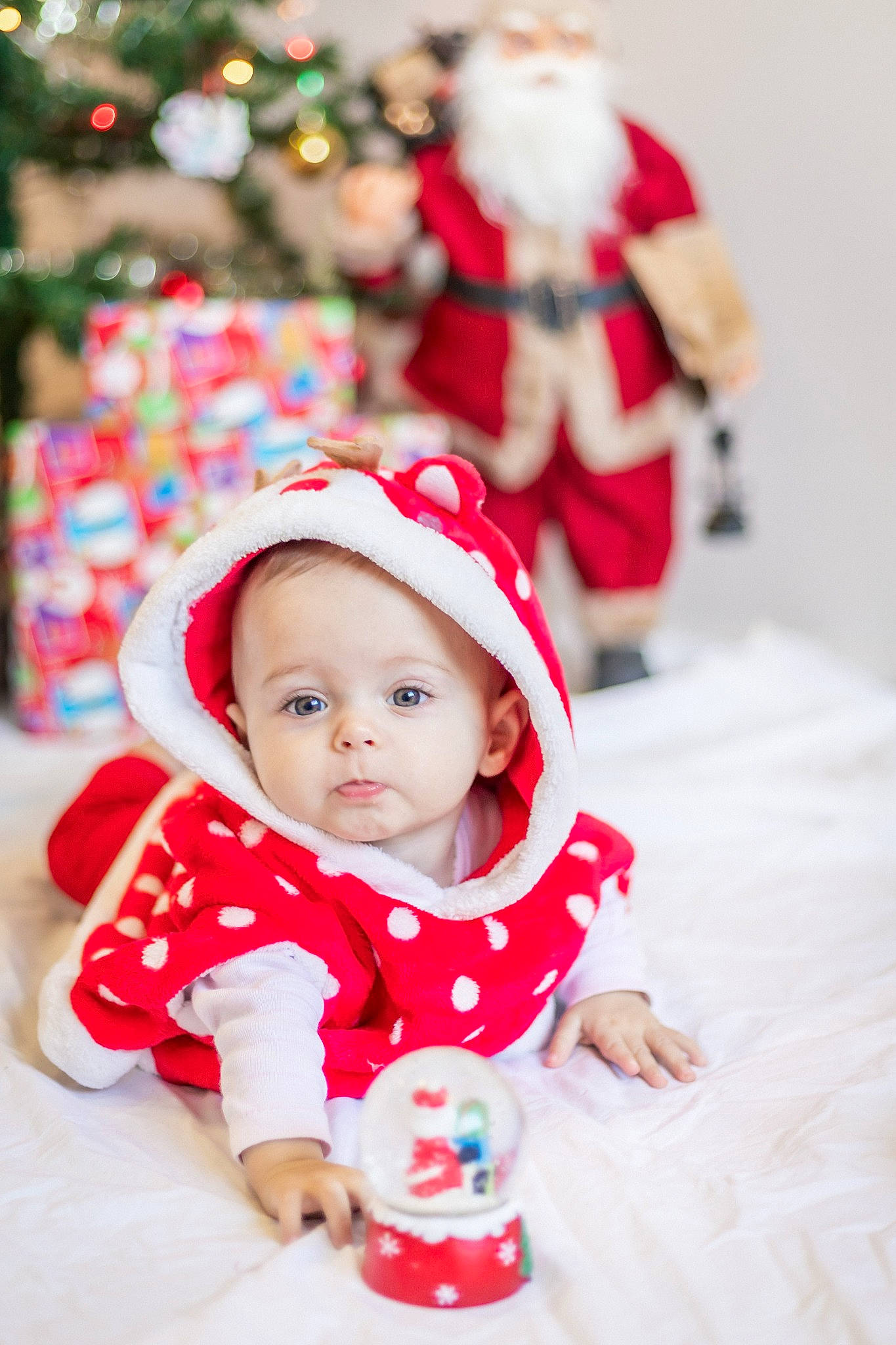Julia participe au concours pour gagner de l'argent avec cette photo : baby, baby_toddler_clothing, cap, child, christmas, event, face, fictional_character, fun, happy, head, headgear, holiday, human_body, people, person, red, santa_claus, sleeve, toddler