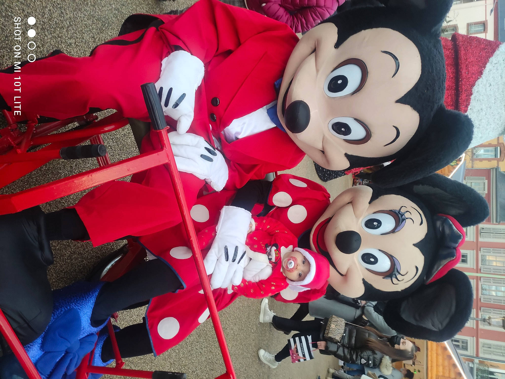 Julia a rejoint le concours — aidez-le/la à gagner de superbes lots ! animation, carmine, costume, event, fiction, fictional_character, font, games, happy, hat, headwear, mascot, party_supply, person, plush, product, recreation, red, smile, stuffed_toy