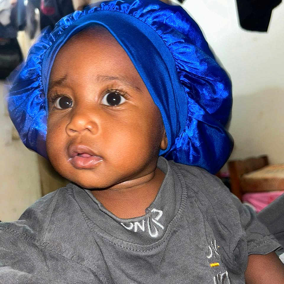 Erwyn participe au concours pour gagner de l'argent avec cette photo : baby, background, blue_bonnet, casual, child, clothes, clothing, curious, cute, expression, eyes, face, grey_shirt, headwear, indoor, indoors, person, portrait, toddler, young_child