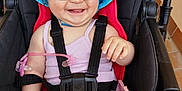 Abygaïl a rejoint le concours — aidez-le/la à gagner de superbes lots ! baby, stroller, sunglasses, hat, smile, child, seatbelt, pink_clothing, sunhat, outdoor, happy, infant, cute, baby_toy, black_stroller, safety_harness, person, skin, legs, hand