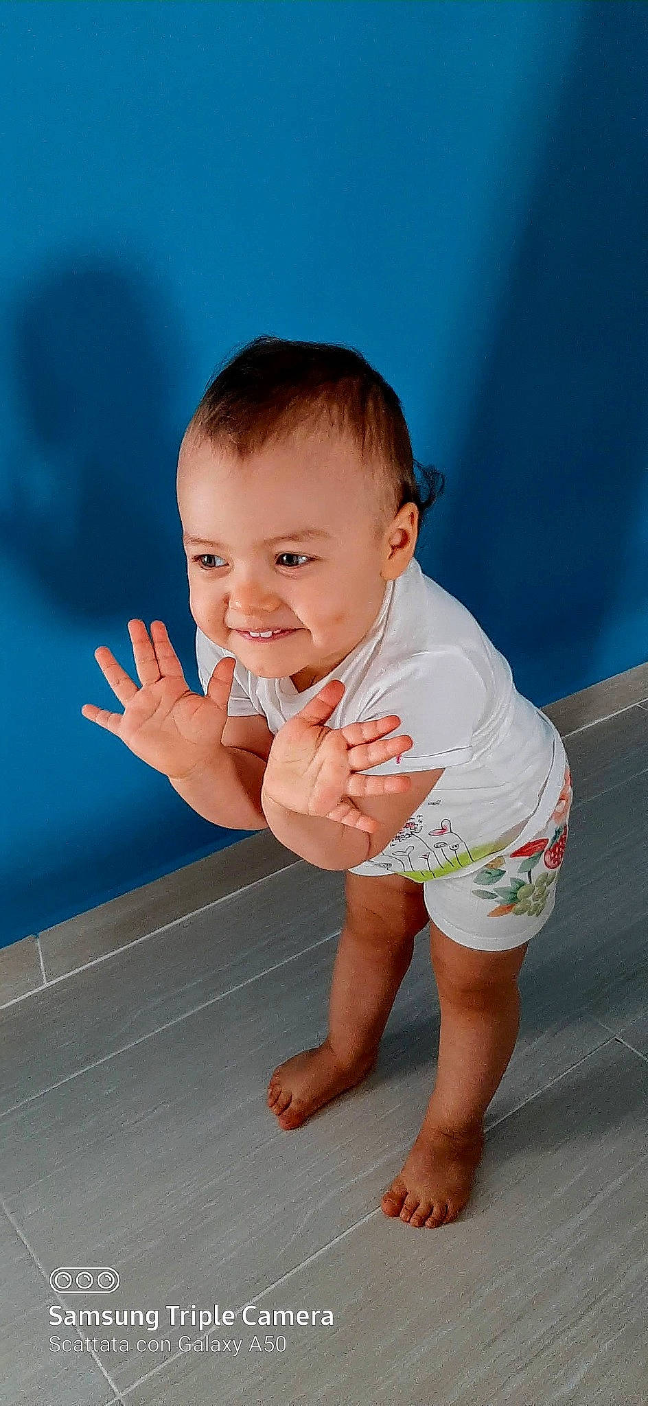 Silvia a rejoint le concours — aidez-le/la à gagner de superbes lots ! ankle, baby, baby_grabbing_for_something, baby_toddler_clothing, barefoot, cheek, child, ear, elbow, finger, foot, gesture, joint, joy, muscle, nail, person, skin, standing, thumb