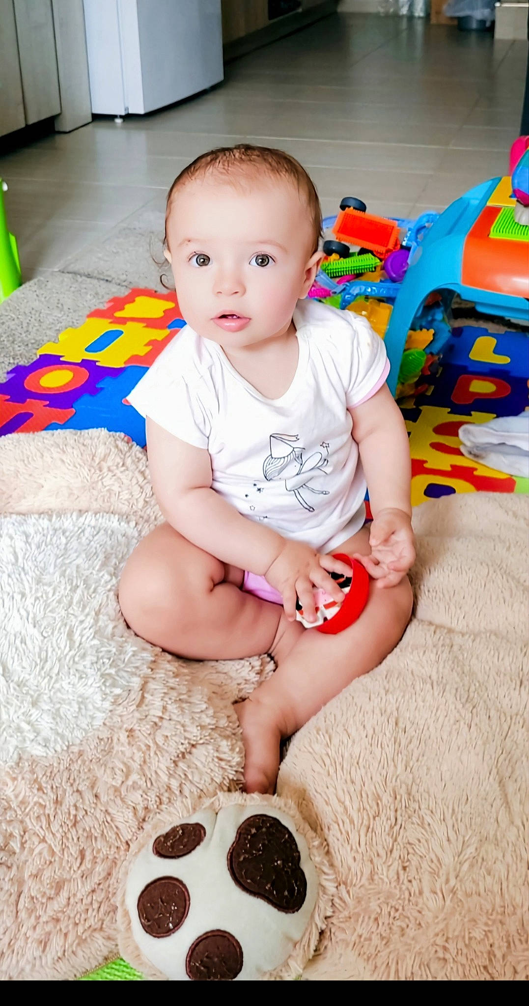 Alessia participe au concours pour gagner de l'argent avec cette photo : baby, baby_toddler_clothing, child, flooring, foot, fun, happy, head, human_leg, knee, leisure, pattern, person, play, shorts, sitting, skin, smile, sock, thigh