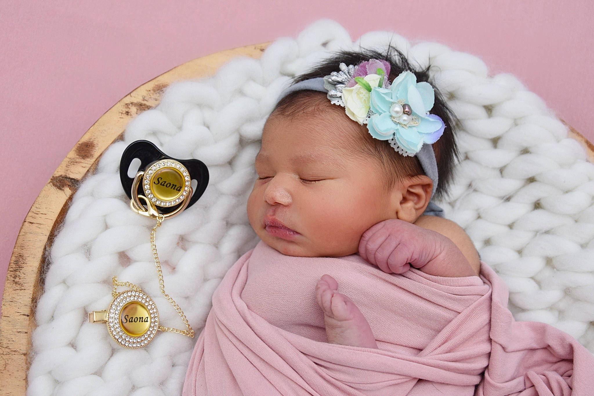 Saona a rejoint le concours — aidez-le/la à gagner de superbes lots ! baby, baby_products, baby_sleeping, baby_toddler_clothing, cheek, child, clothing, comfort, fashion_accessory, font, headband, headgear, headpiece, jewellery, linens, pattern, person, pink, skin, sleeve