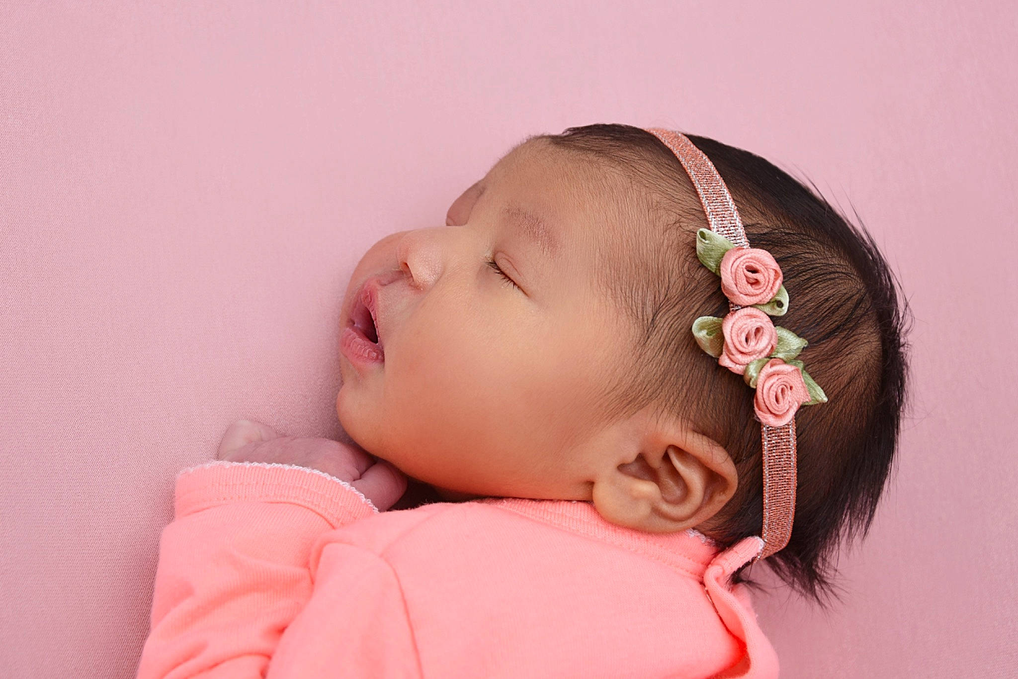 Saona participe au concours pour gagner de l'argent avec cette photo : arm, cheek, clothing, comfort, dress, ear, eye, eyebrow, eyelash, hair, hand, happy, human_body, iris, lip, neck, nose, person, pink, skin