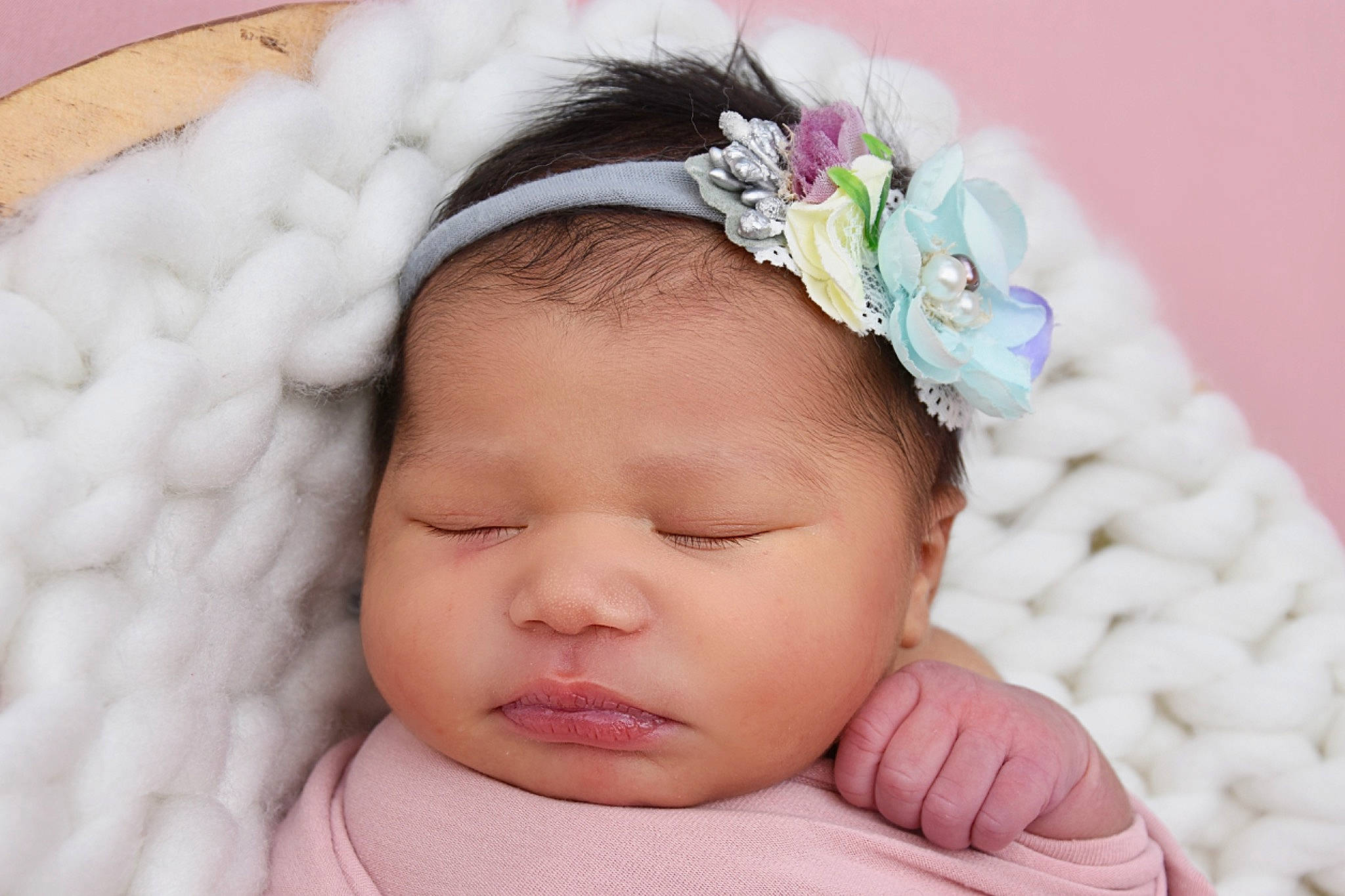 Saona participe au concours pour gagner de l'argent avec cette photo : baby, baby_sleeping, baby_toddler_clothing, cheek, child, comfort, ear, eyelash, finger, hand, happy, headband, headgear, headpiece, lip, person, pink, skin, textile, toddler