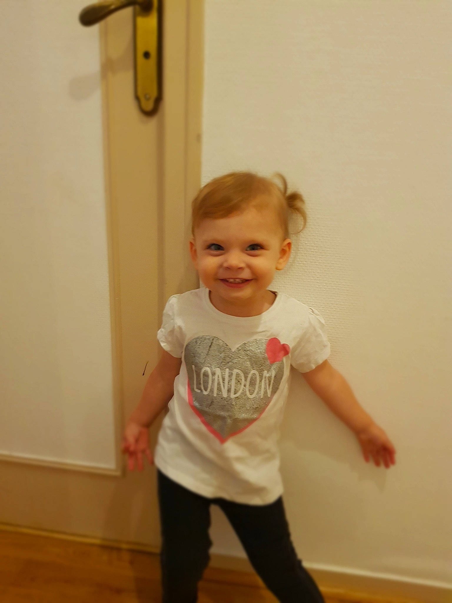 Lyanna participe au concours pour gagner de l'argent avec cette photo : arm, child, floor, flooring, joint, joy, knee, leg, person, shoulder, standing, toddler