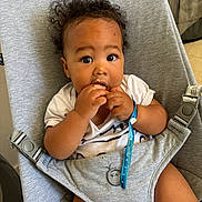 Kaÿs participe au concours pour gagner de l'argent avec cette photo : baby, bodypart, chair, clothing, couch, cutlery, eating, face, finger, food, furniture, hand, head, person, photography, portrait, shorts, sitting, spoon, t_shirt