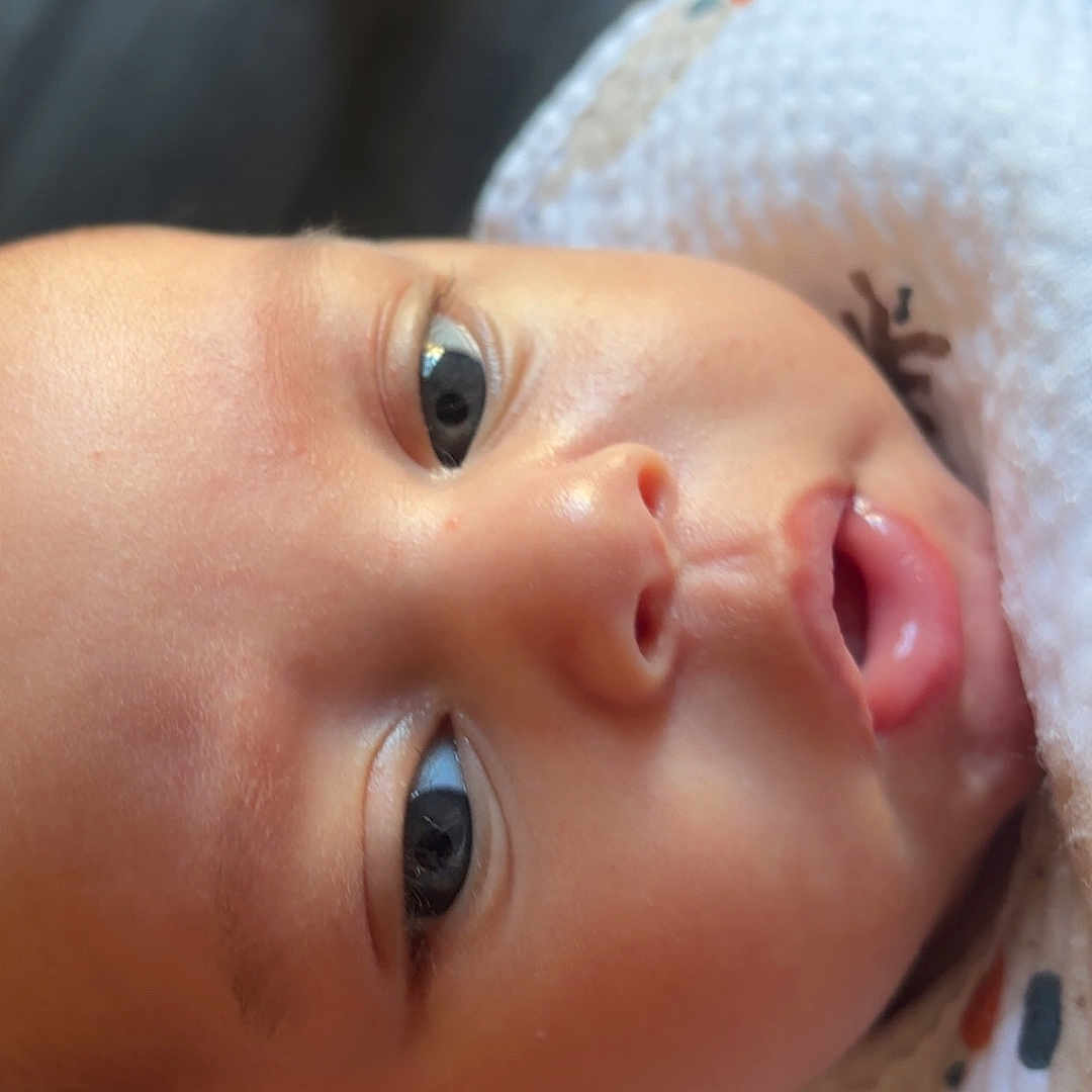 Keyronn a rejoint le concours — aidez-le/la à gagner de superbes lots ! baby, blanket, child, closeup, cozy, cute, expression, eyes, face, head, indoor, infant, mouth, newborn, person, portrait, skin, sleepwear, soft, warm