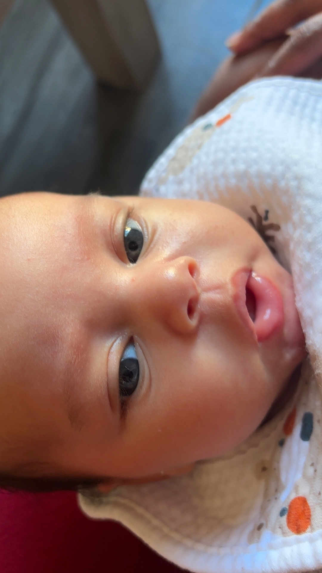 Keyronn a rejoint le concours — aidez-le/la à gagner de superbes lots ! baby, face, closeup, blanket, infant, skin, eyes, mouth, expression, cute, child, newborn, person, portrait, soft, warm, indoor, head, sleepwear, cozy