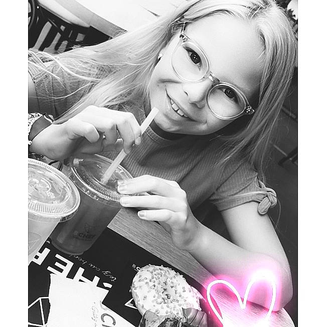 Maureen a rejoint le concours — aidez-le/la à gagner de superbes lots ! alcohol, black_and_white, drink, joy, lip, long_hair, monochrome, monochrome_photography, person, photography, smile, stock_photography, style