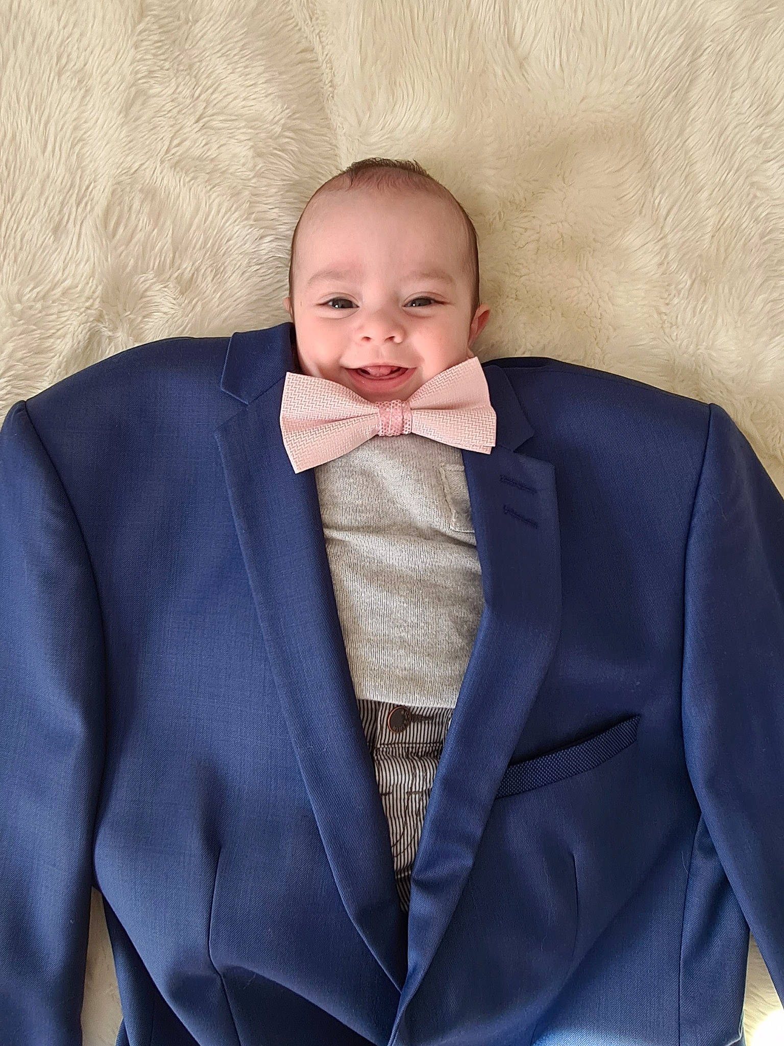 Martin participe au concours pour gagner de l'argent avec cette photo : baby, baby_toddler_clothing, blazer, bow_tie, chin, collar, comfort, dress_shirt, eye, face, grey, hairstyle, human_body, joy, neck, outerwear, person, sleeve, smile, suit