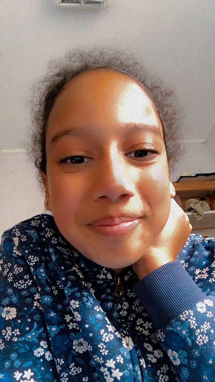 Lena participe au concours pour gagner de l'argent avec cette photo : beauty, black_hair, cheek, electric_blue, event, eyebrow, eyelash, fashion_accessory, fashion_design, gesture, happy, jaw, jewellery, joy, lip, nose, pattern, person, portrait, portrait_photography