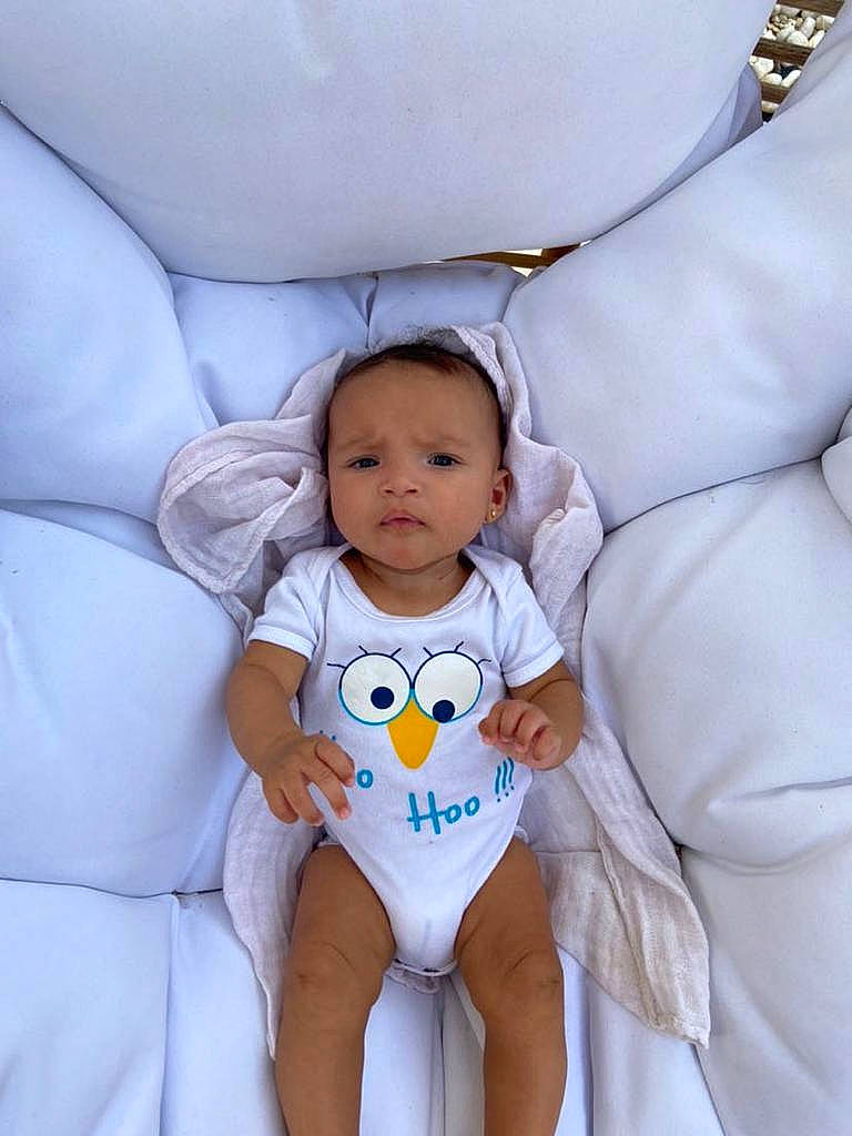 Shainna a rejoint le concours — aidez-le/la à gagner de superbes lots ! arm, baby, baby_products, baby_toddler_clothing, chair, child, comfort, electric_blue, eye, happy, human_leg, infant_bodysuit, leg, mammal, person, sitting, sleeve, stomach, thigh, toddler