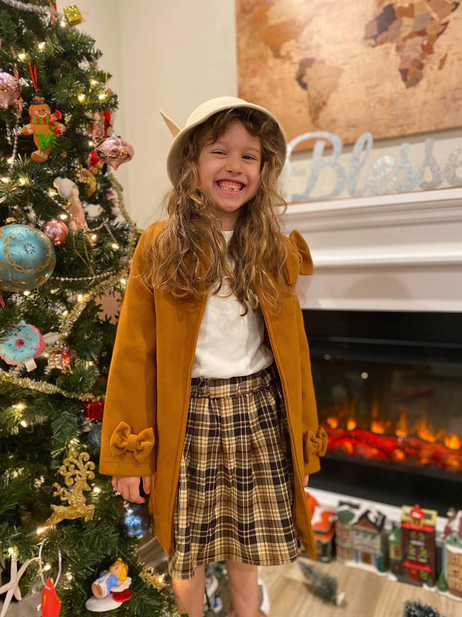 Ainara is registered to the contest to win money with this photo: beauty, christmas_ornament, christmas_tree, clothing, fashion, fashion_design, happy, holiday_ornament, jacket, joy, outerwear, people, person, photograph, plaid, sleeve, smile, snapshot, standing, tartan