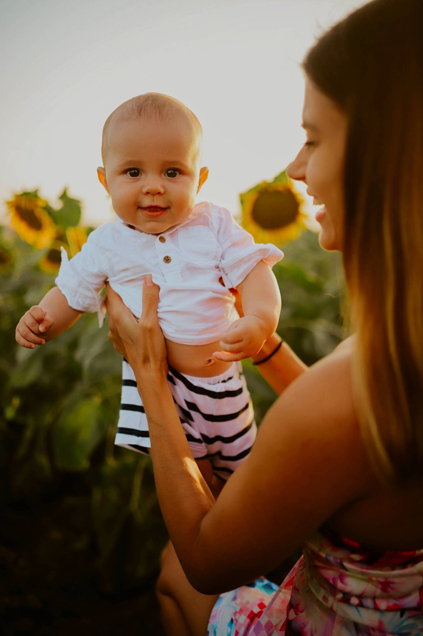 Manoa a rejoint le concours — aidez-le/la à gagner de superbes lots ! arm, baby, child, finger, flash_photography, fun, gesture, grass, hand, happy, human, interaction, lip, people_in_nature, person, plant, skin, sky, smile, sunlight
