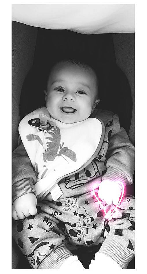 Tayden a rejoint le concours — aidez-le/la à gagner de superbes lots ! baby, baby_toddler_clothing, beauty, black, black_and_white, cheek, comfort, cool, flash_photography, happy, iris, monochrome_photography, mouth, person, photograph, sleeve, smile, style, t_shirt, toddler