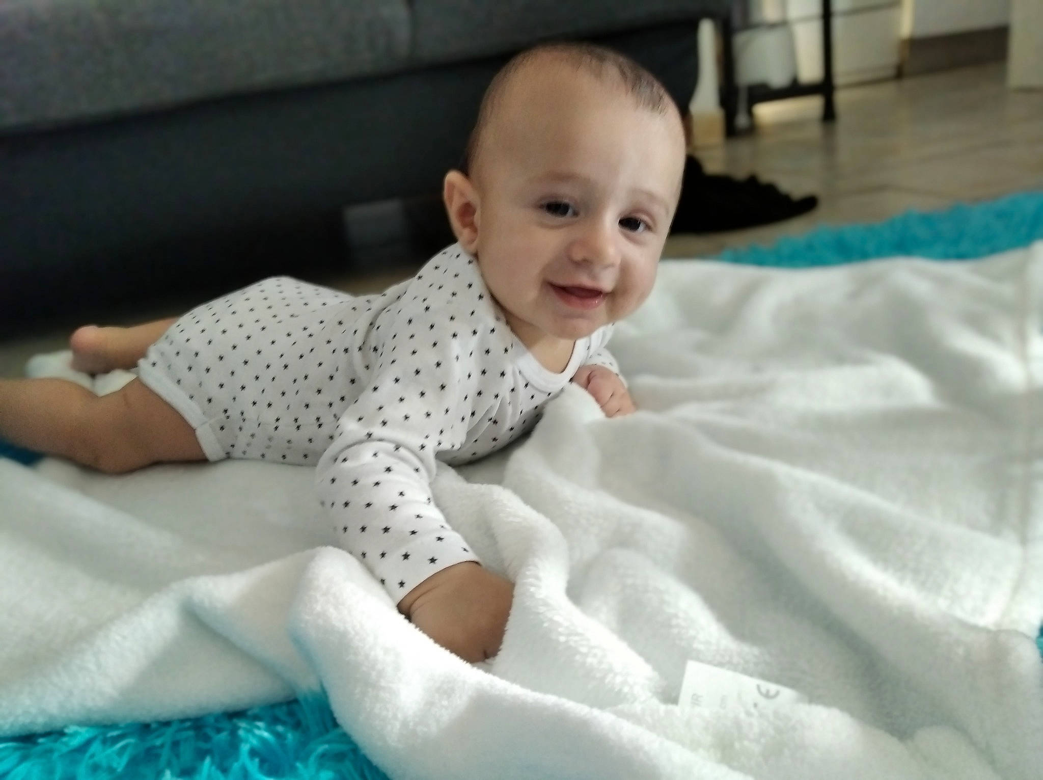 Tayden a rejoint le concours — aidez-le/la à gagner de superbes lots ! baby, baby_toddler_clothing, child, comfort, face, flash_photography, flooring, fun, happy, joy, linens, pattern, person, product, room, sitting, skin, sleeve, smile, t_shirt