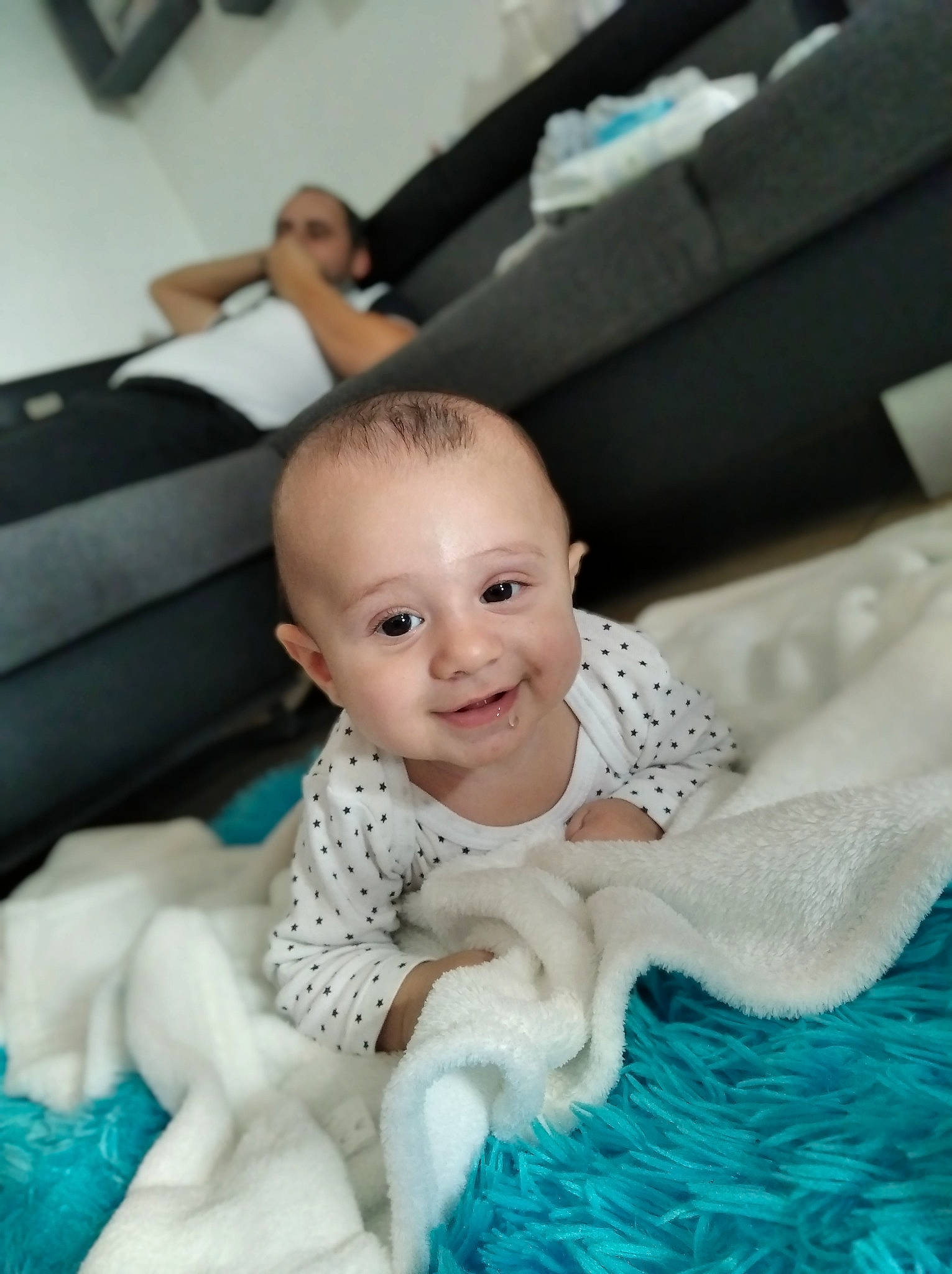 Tayden participe au concours pour gagner de l'argent avec cette photo : baby, baby_products, baby_toddler_clothing, blurred, cheek, child, comfort, couch, flooring, fun, fur, happy, joy, linens, luxury_vehicle, person, photo_shoot, portrait_photography, room, sitting