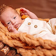 Ilyano a rejoint le concours — aidez-le/la à gagner de superbes lots ! baby, basket, blanket, bokeh, buttons, closeup, cozy, infant, knitted_throw, neutral_background, newborn, onesie, portrait, props, sleepy, soft_texture, studio_lighting, tiny_feet, tiny_hand, wooden_logs