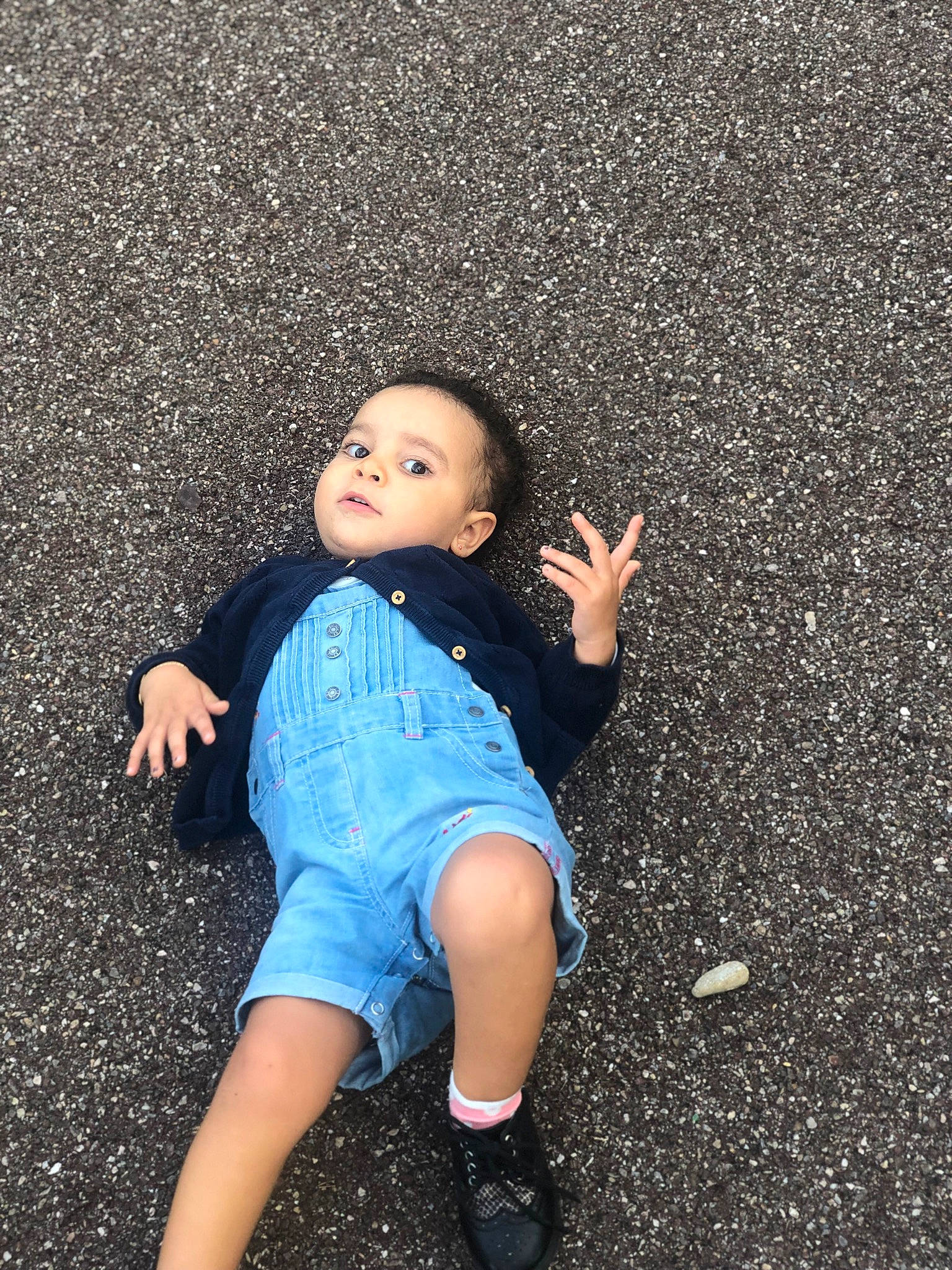 Leya a rejoint le concours — aidez-le/la à gagner de superbes lots ! asphalt, denim, electric_blue, eye, flash_photography, foot, gesture, grass, happy, head, human_body, human_leg, leg, leisure, people_in_nature, person, road_surface, t_shirt, tar, tints_and_shades