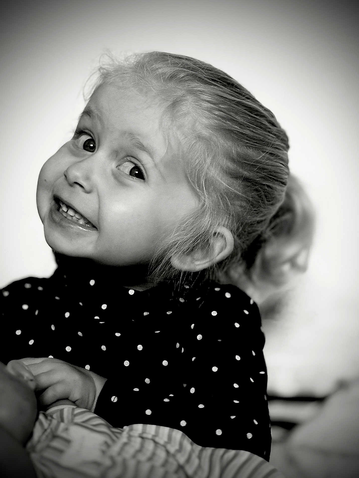 Lindsay Sabrina participe au concours pour gagner de l'argent avec cette photo : child, girl, smile, face, portrait, black_and_white, polka_dot, hair, happy, cute, young, expression, toddler, clothing, person, indoors, childhood, emotion, head, funny