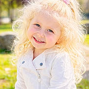 Lindsay Sabrina a rejoint le concours — aidez-le/la à gagner de superbes lots ! child, girl, smiling, blonde_hair, curly_hair, pink_bow, white_jacket, outdoor, park, sunlight, portrait, happy, face, blue_eyes, nature, grass, tree, daylight, cute, person