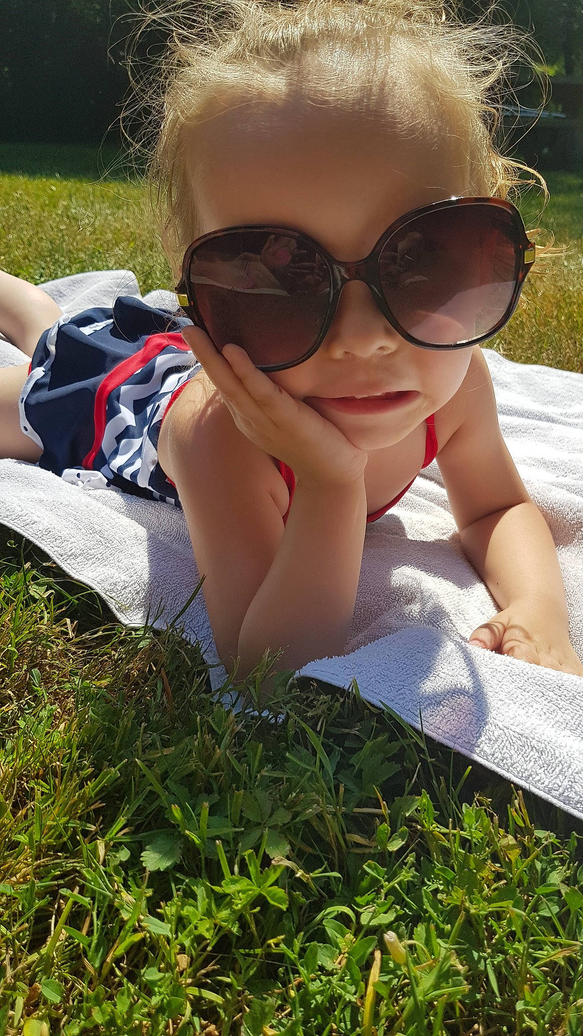 Eryka participe au concours pour gagner de l'argent avec cette photo : baby, baby_toddler_clothing, cool, eyewear, glasses, goggles, grass, joy, lip, nose, person, summer, sunglasses, sunlight, toddler, vision_care