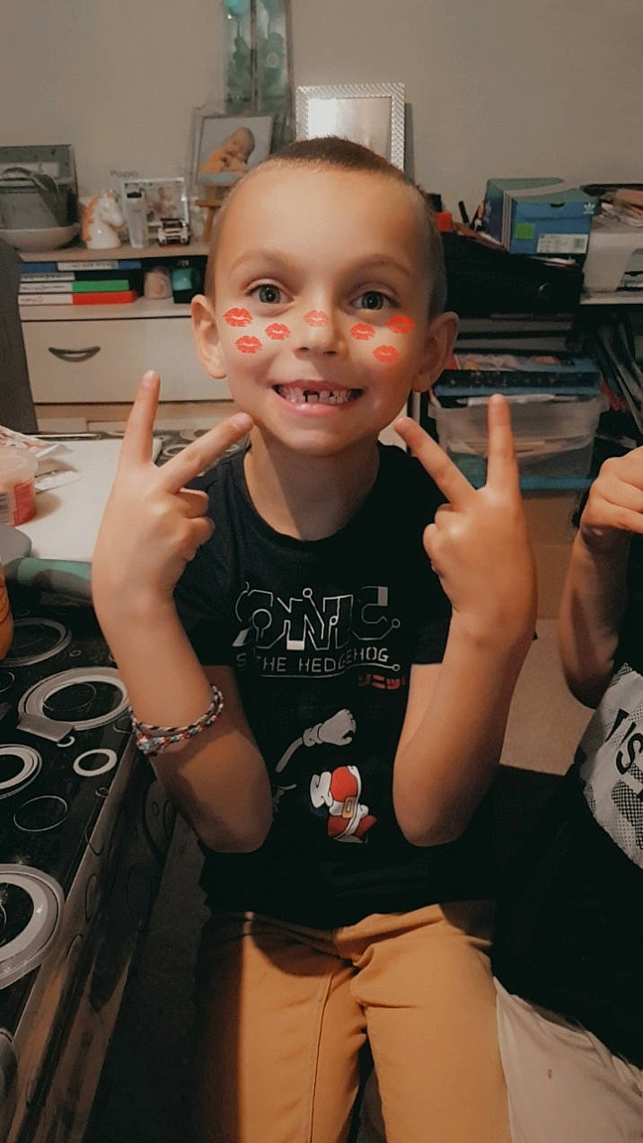 Tyler a rejoint le concours — aidez-le/la à gagner de superbes lots ! arm, baby, blurred, box, bracelet, ear, finger, hand, home_appliance, humour, joy, kitchen_appliance, major_appliance, office_equipment, office_supplies, person, shelf, thumb, tooth