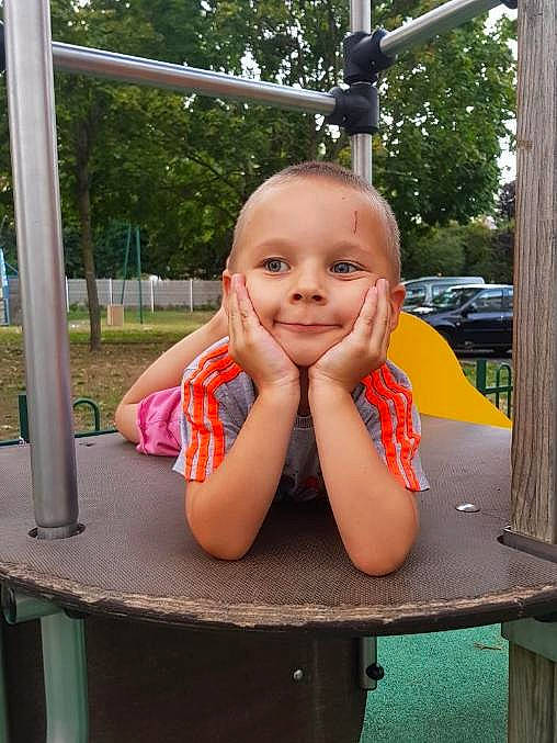 Sylverio participe au concours pour gagner de l'argent avec cette photo : baby, baby_toddler_clothing, balance, child, finger, human_settlement, joy, lip, outdoor_play_equipment, person, playground, public_space, summer, swing, thumb, toddler