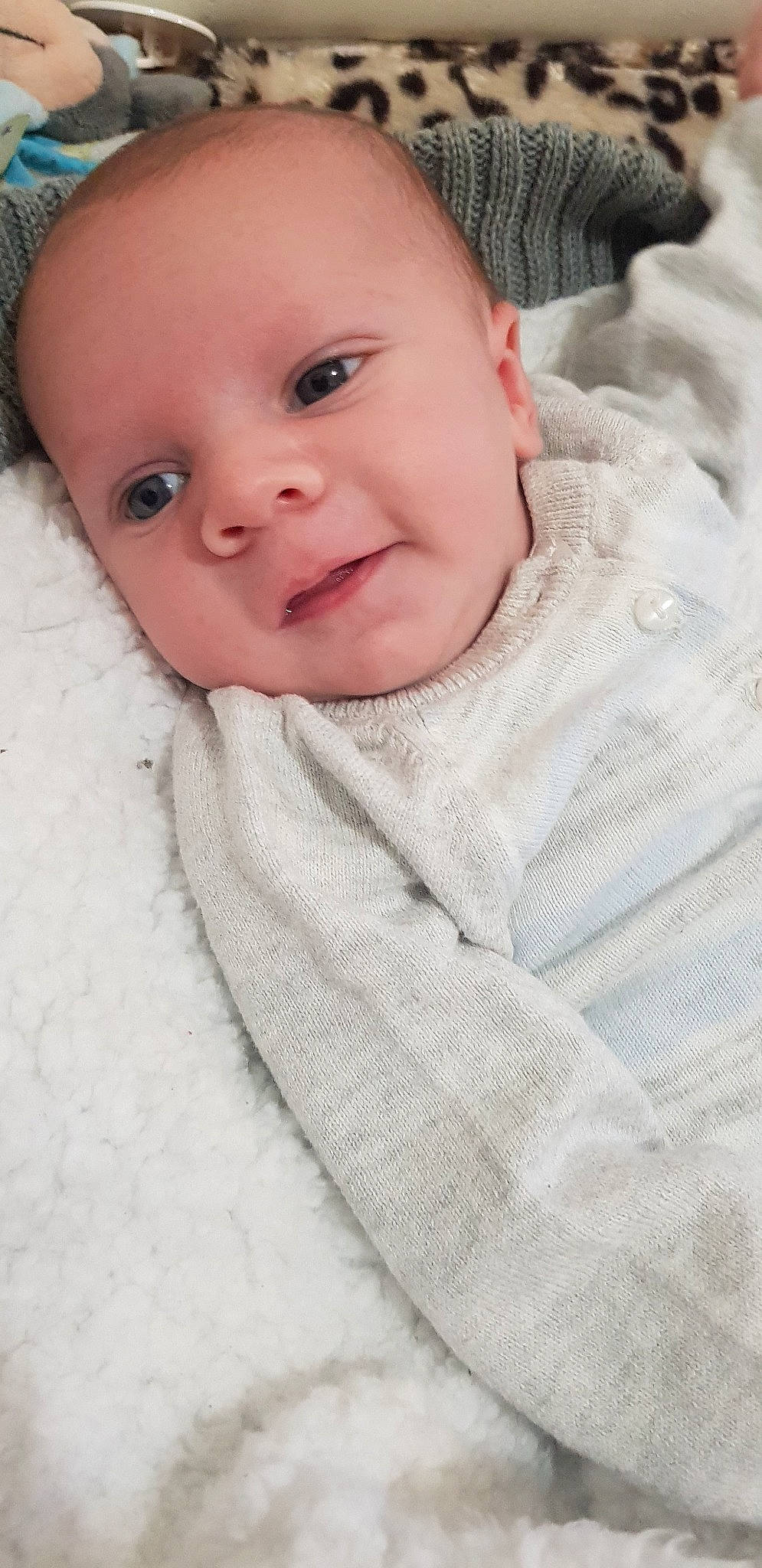 Kendjy a rejoint le concours — aidez-le/la à gagner de superbes lots ! baby, baby_toddler_clothing, cheek, child, comfort, eye, eyebrow, eyelash, human, linens, lip, mouth, nose, person, portrait_photography, skin, textile, toddler