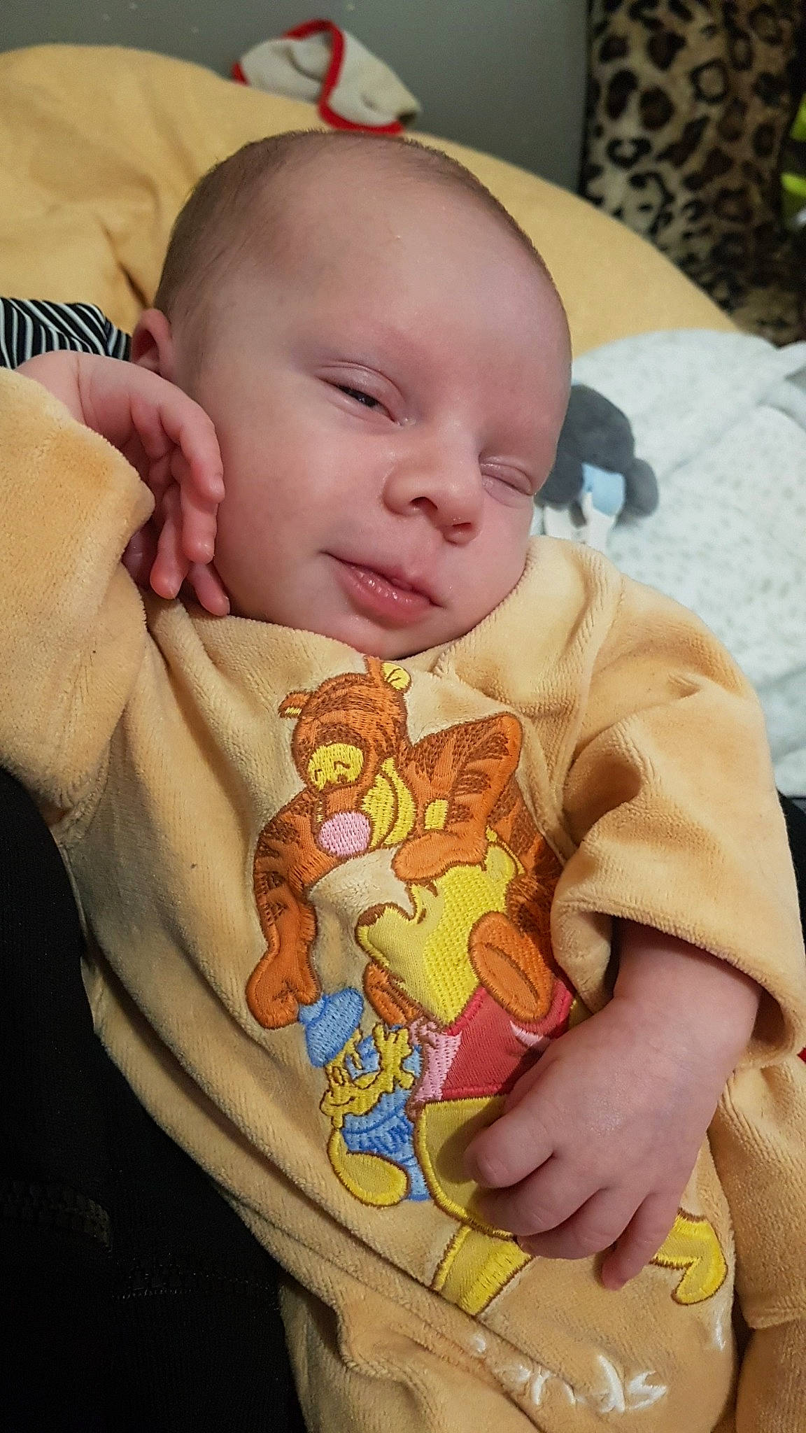 Kendjy a rejoint le concours — aidez-le/la à gagner de superbes lots ! baby, baby_laughing, baby_products, baby_toddler_clothing, cheek, child, fictional_character, finger, human, human_body, linens, person, pleased, skin, sleeve, thumb, toddler, yellow