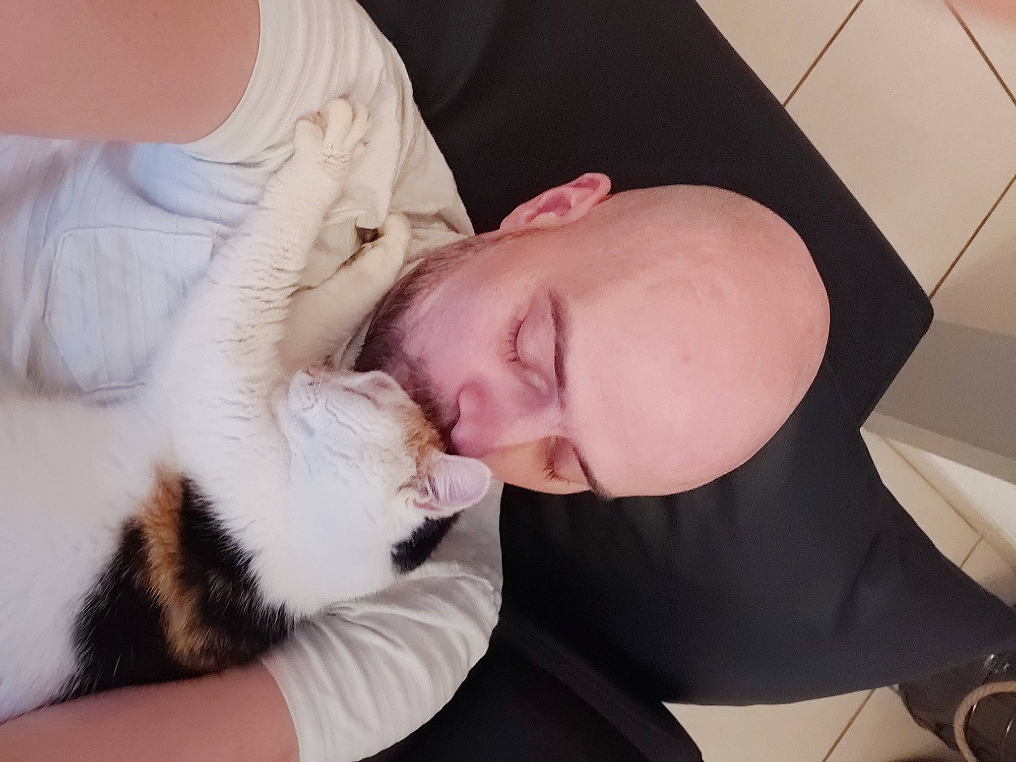 Cacahuette participe au concours pour gagner de l'argent avec cette photo : baby, birth, cat, cheek, child, companion_dog, ear, felidae, fur, gesture, happy, human, lap, love, nap, nose, puppy, puppy_love, sleep, toddler