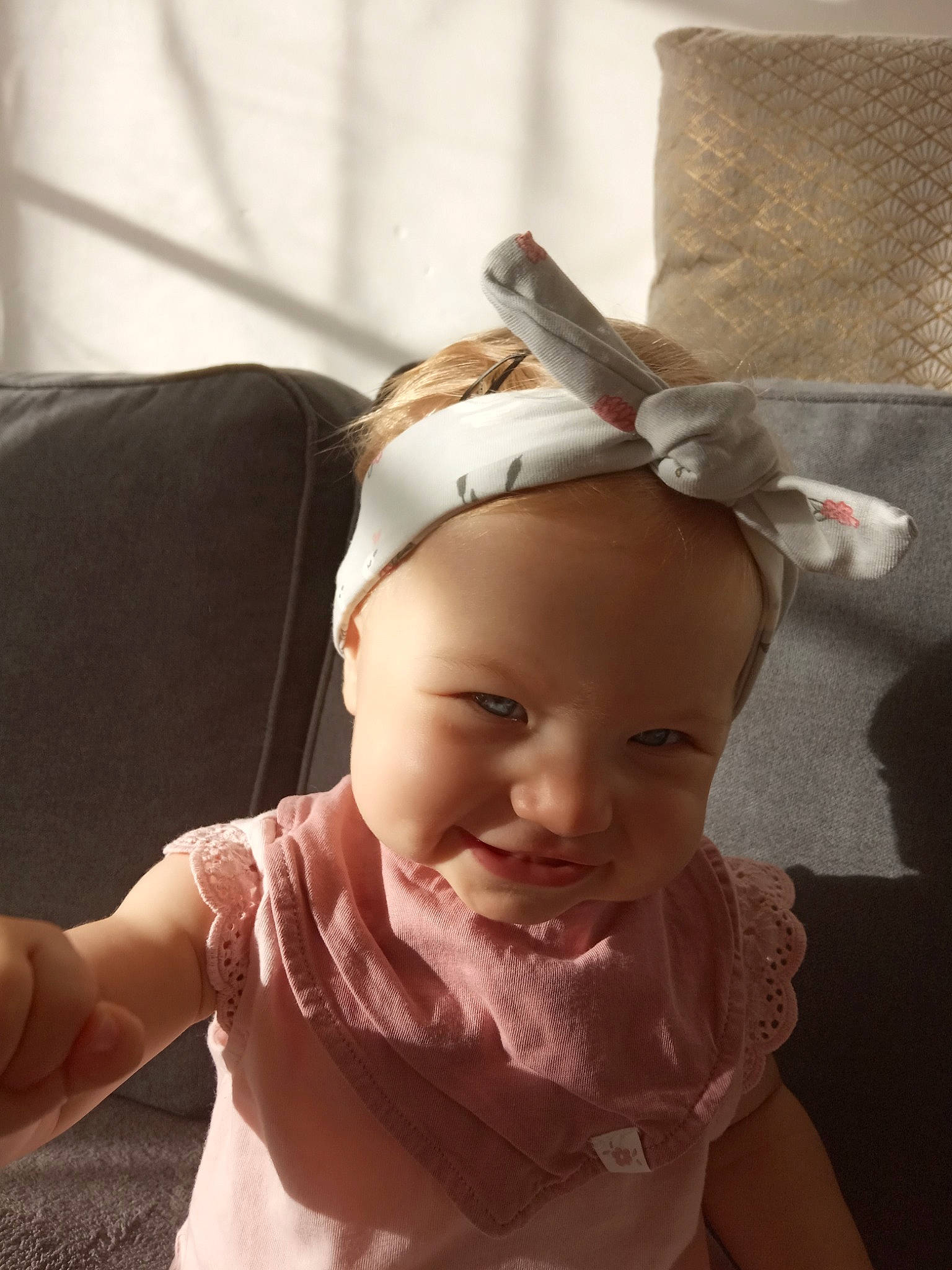 Bonie participe au concours pour gagner de l'argent avec cette photo : baby, baby_toddler_clothing, bridal_accessory, dress, ear, eyelash, face, fashion_accessory, fun, gesture, happy, headband, headgear, headpiece, jewellery, lip, neck, person, skin, smile