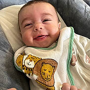 Eléna participe au concours pour gagner de l'argent avec cette photo : animal_print, apparel, baby, baby_toy, bib, blanket, child, closeup, comfort, cute, face, happy, head, indoors, infant, portrait, skin, smile, soft, young