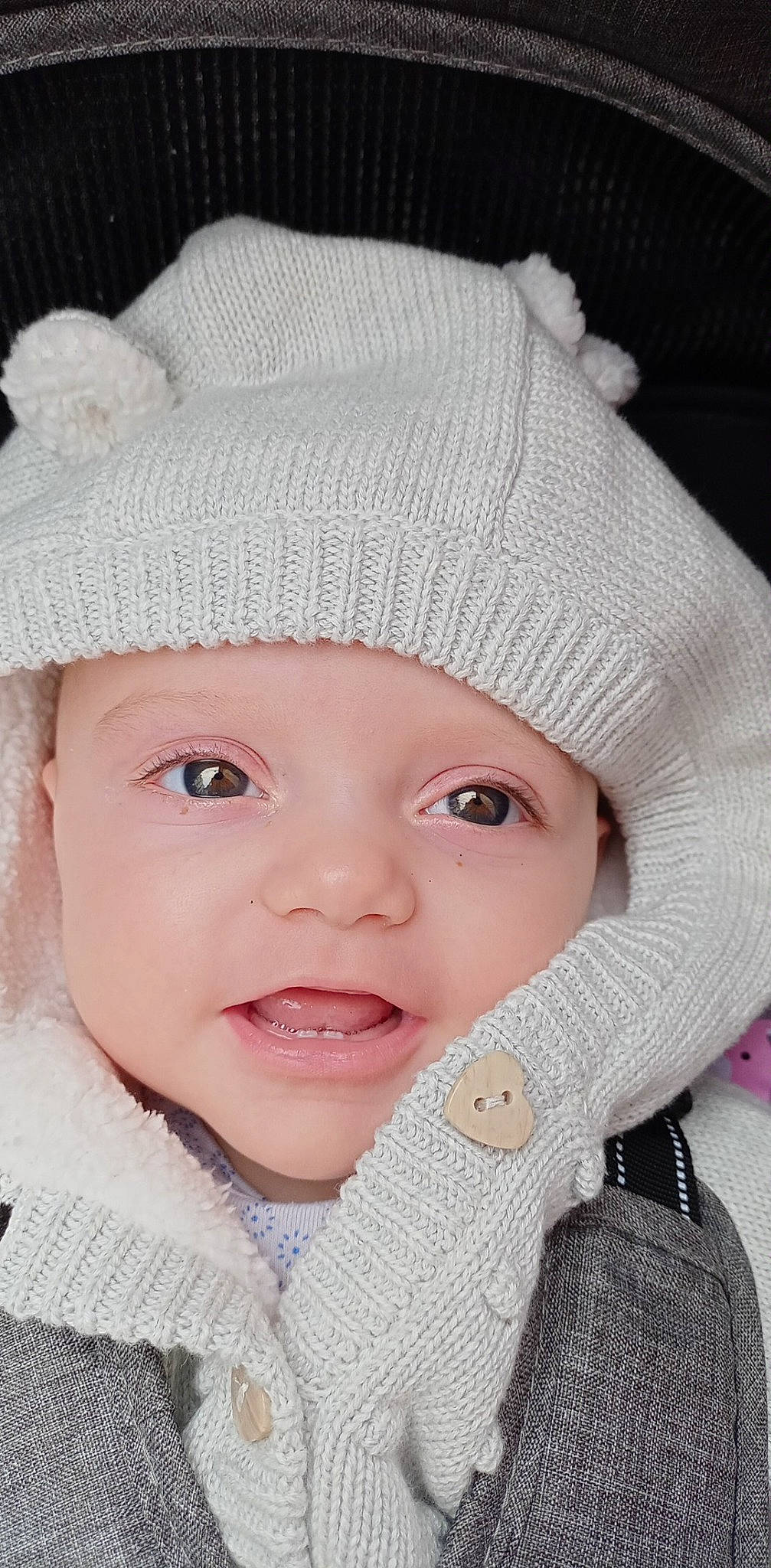 Anna participe au concours pour gagner de l'argent avec cette photo : baby, cap, cheek, child, clothing, eye, face, happy, head, headgear, headwear, knit_cap, lip, outerwear, person, photograph, pink, skin, sleeve, smile