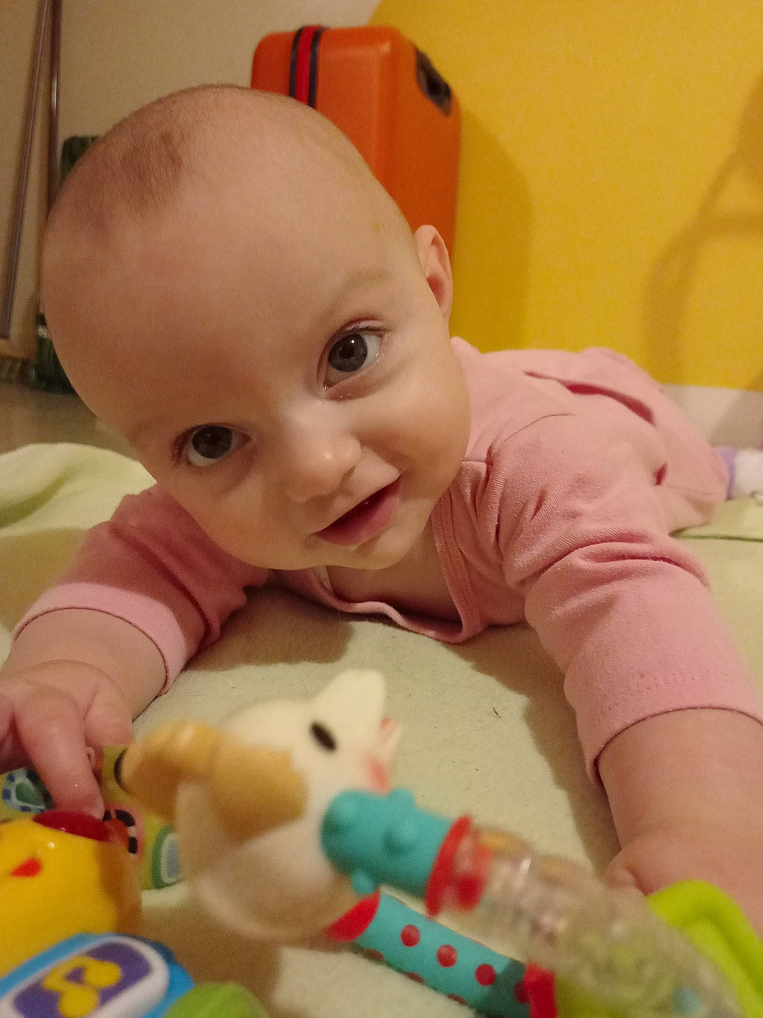 Anna participe au concours pour gagner de l'argent avec cette photo : baby, baby_playing_with_toys, baby_toddler_clothing, cheek, child, eye, happy, head, iris, mouth, nose, organ, person, photograph, product, skin, sleeve, smile, toddler, toy