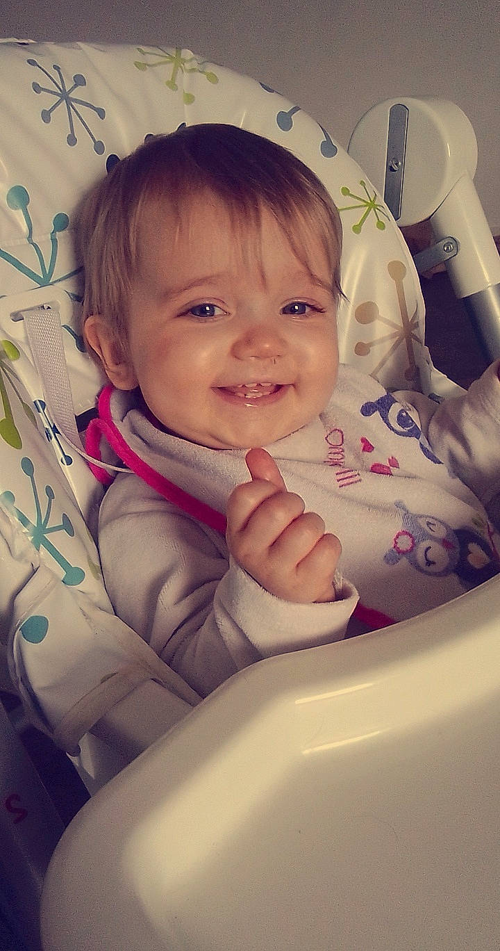 Alyx participe au concours pour gagner de l'argent avec cette photo : arm, baby, baby_toddler_clothing, cheek, child, comfort, facial_expression, finger, gesture, happy, iris, joy, lip, mouth, nose, person, product, skin, sleeve, smile