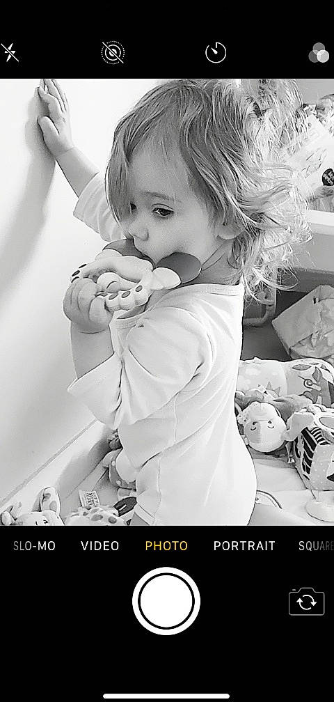 Alyx a rejoint le concours — aidez-le/la à gagner de superbes lots ! arm, black_and_white, child, eyelash, facial_expression, flash_photography, gesture, hair, hairstyle, hand, happy, iris, monochrome, monochrome_photography, organ, person, photograph, product, style, toddler