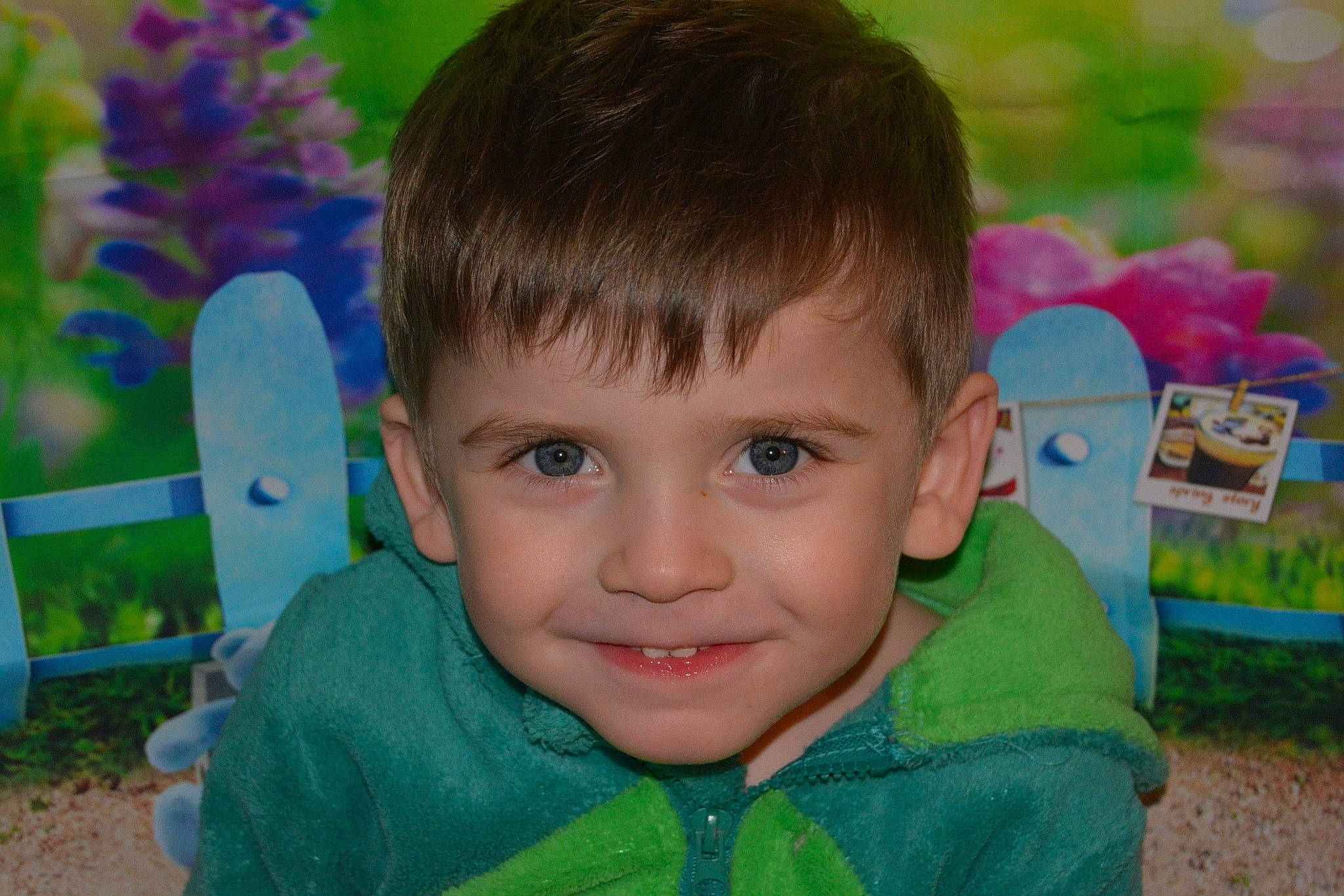 Evann a rejoint le concours — aidez-le/la à gagner de superbes lots ! boy, cheek, child, chin, emotion, eye, face, facial_expression, forehead, fun, green, hairstyle, head, infant, joy, nose, person, play, skin, smile