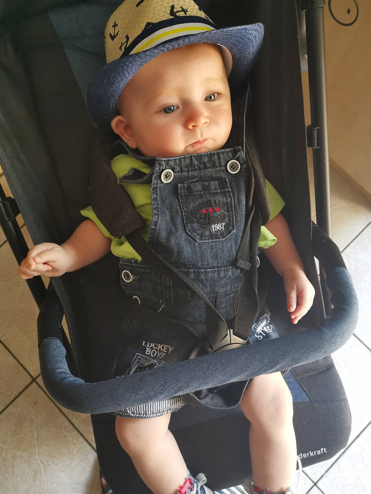 Estevann a rejoint le concours — aidez-le/la à gagner de superbes lots ! baby, baby_carriage, baby_products, cap, chair, child, child_model, cool, denim, headgear, jeans, joint, leg, person, product, shoe, sitting, skin, t_shirt, toddler