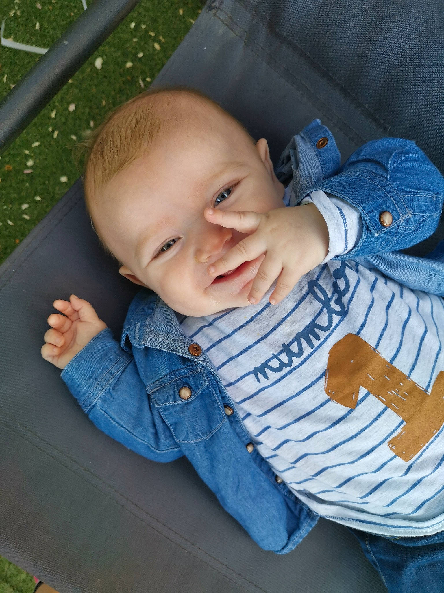 Estevann a rejoint le concours — aidez-le/la à gagner de superbes lots ! baby, baby_products, cheek, child, person, product, sitting, smile, toddler