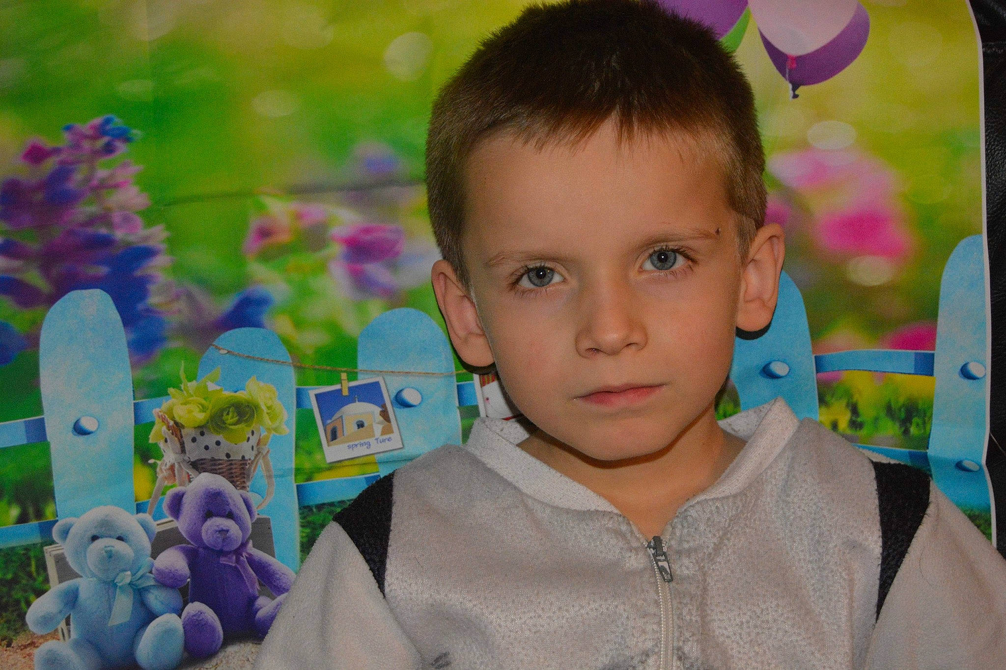 Emilien participe au concours pour gagner de l'argent avec cette photo : boy, cheek, child, eye, flower, fun, girl, infant, iris, person, play, skin, smile, toddler